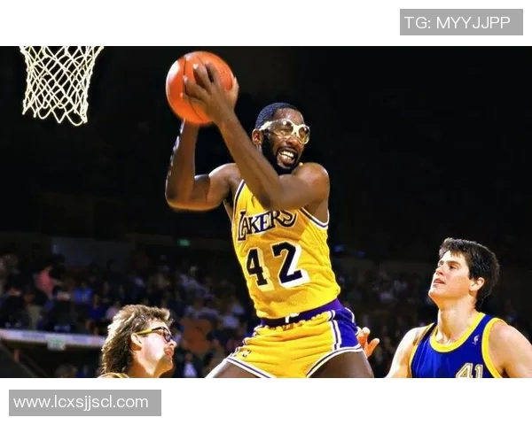 湖人队与国王队历史交锋战绩回顾及分析